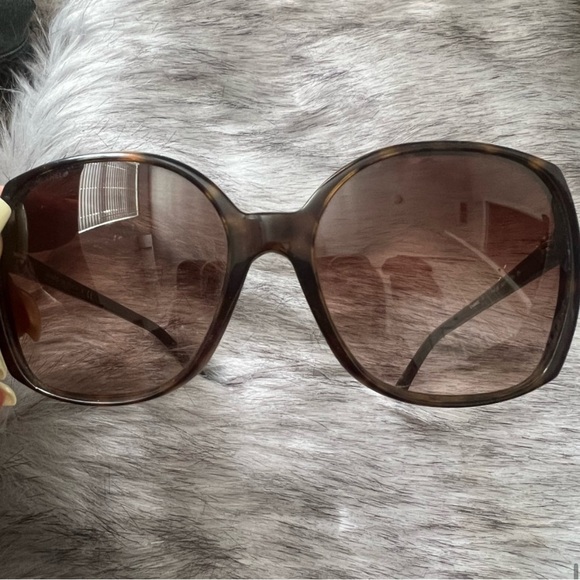 Chanel Sunglasses- good used condition in tortoise - Picture 5 of 6